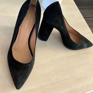 POUR LA VICTOIRE Womens Black Celina Toe Block Heel Slip On Suede Pumps